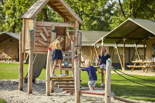 Glamping op De Leistert: natuurlijk zijn alle faciliteiten dichtbij, zoals een speeltuin voor je tent.